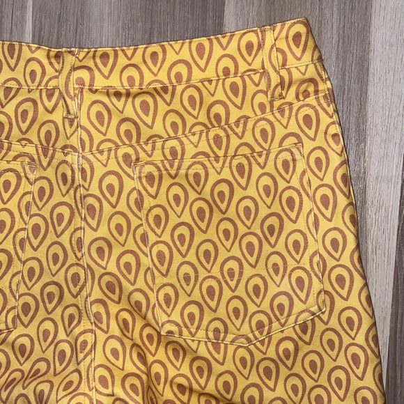 NWOT Men’s golden yellow and tan patterned short shorts, 5 inches, size 30 - Picture 4 of 6